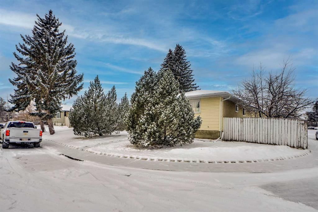200 Penbrooke Close SE, Calgary — photo 3 of 48