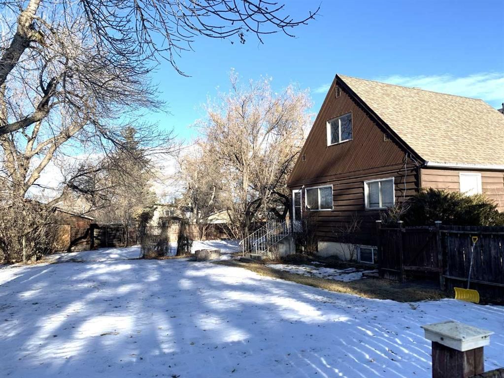 7616 34 Avenue NW, Calgary — photo 4 of 47