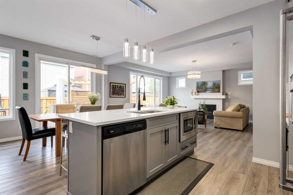 68 Yorkstone Grove SW, Calgary — photo 3 of 50