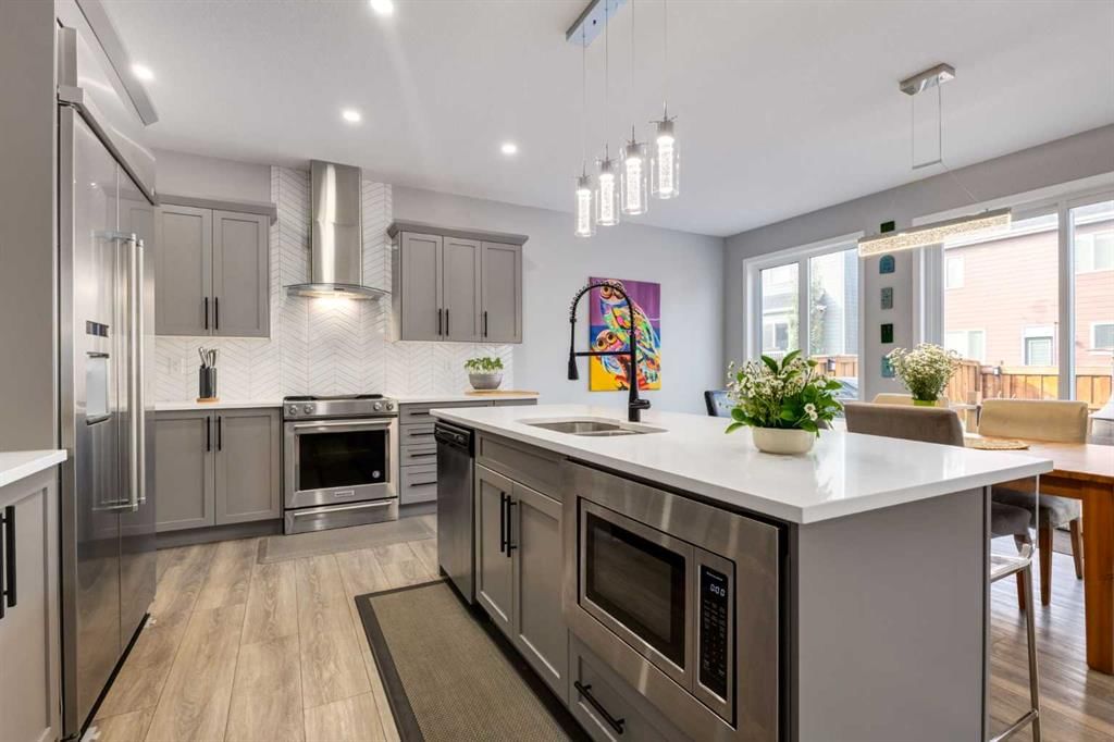 68 Yorkstone Grove SW, Calgary — photo 5 of 50