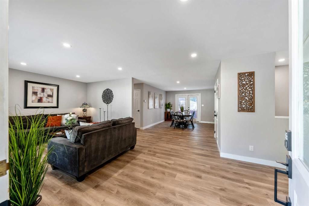 10423 Mapleridge Crescent SE, Calgary — photo 2 of 27