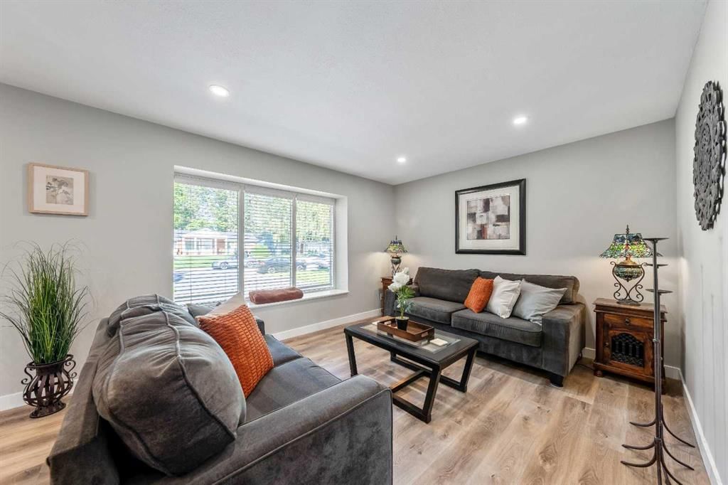 10423 Mapleridge Crescent SE, Calgary — photo 3 of 27