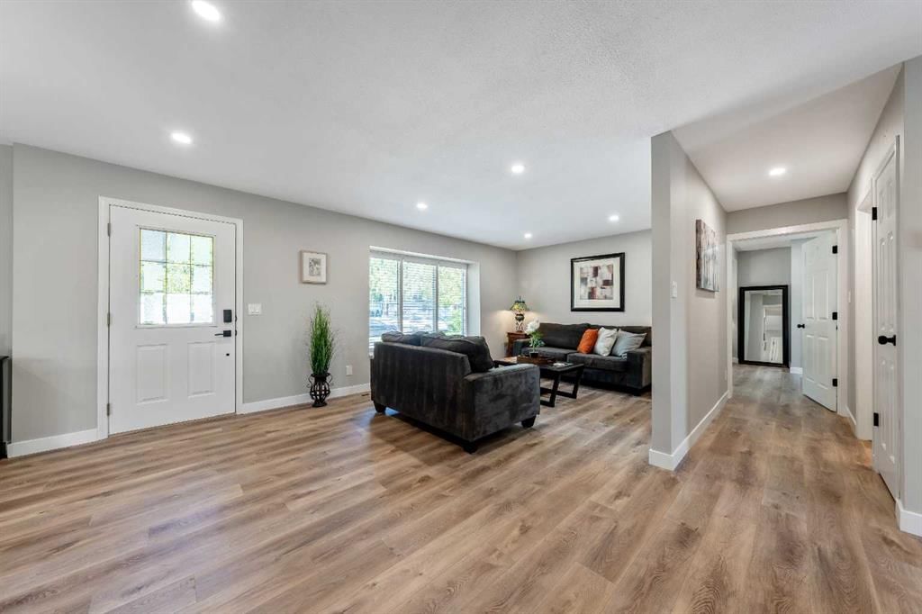 10423 Mapleridge Crescent SE, Calgary — photo 4 of 27
