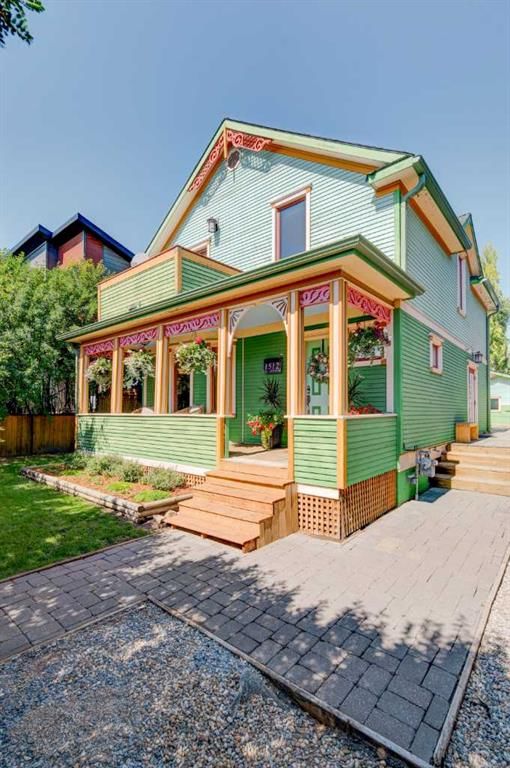 1512 33 Avenue SW, Calgary — main listing photo