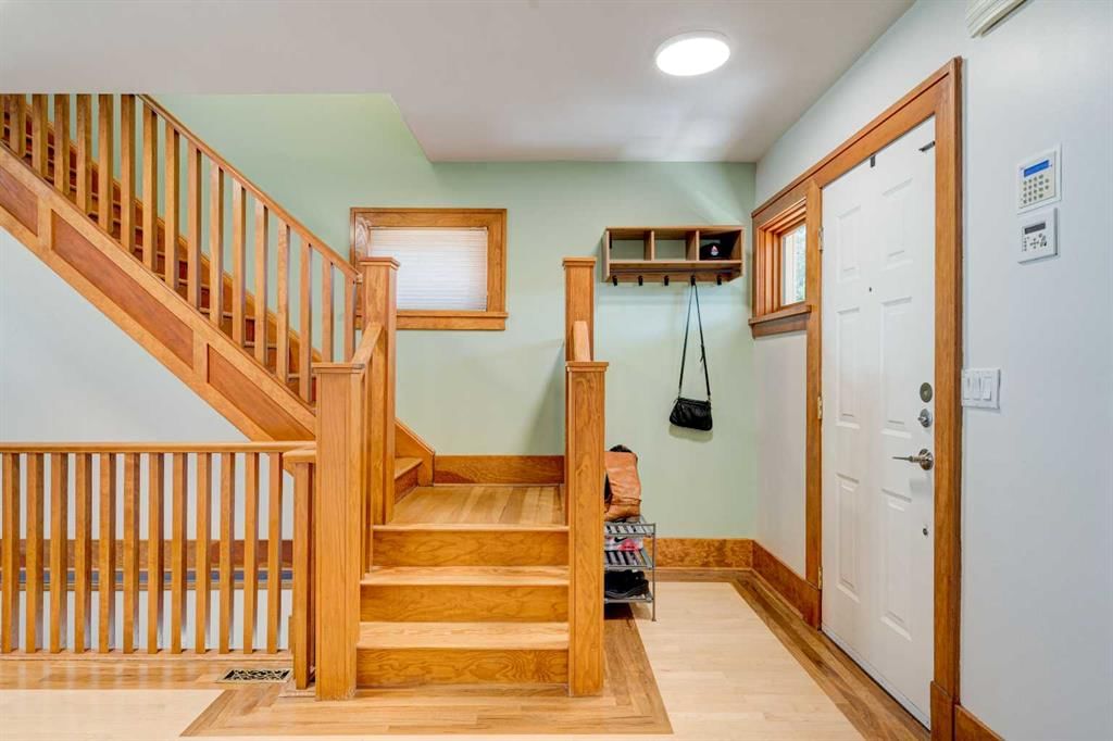1512 33 Avenue SW, Calgary — photo 4 of 45