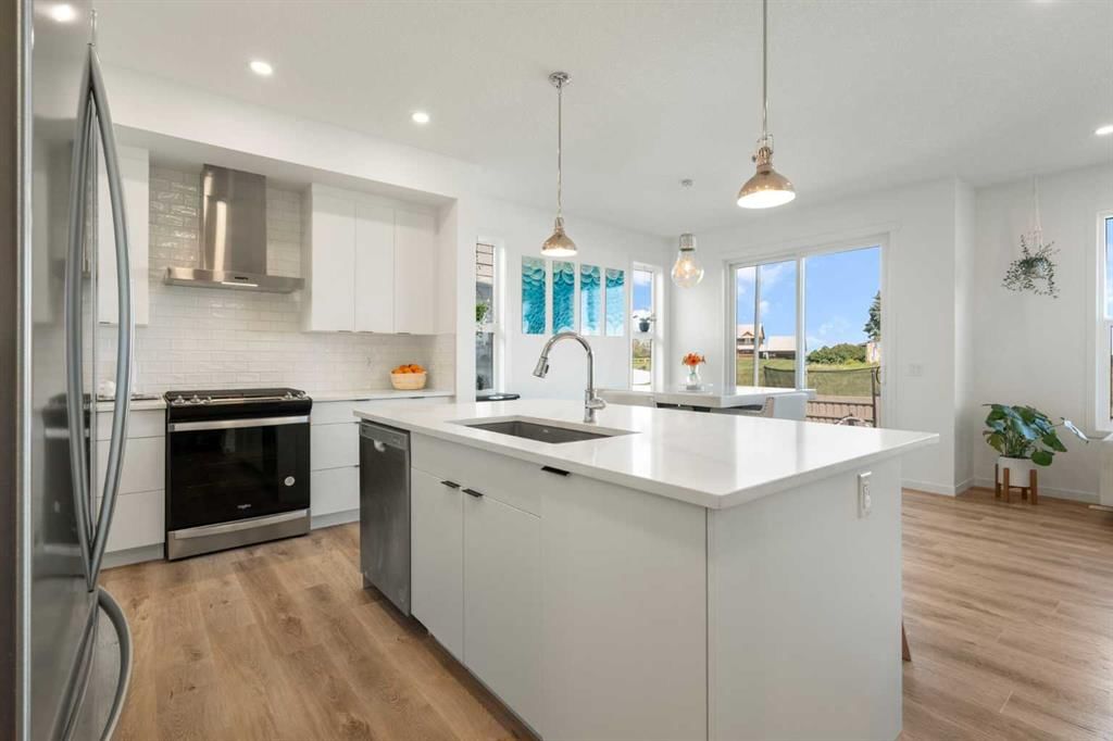 36 Magnolia Bay SE, Calgary — photo 3 of 50