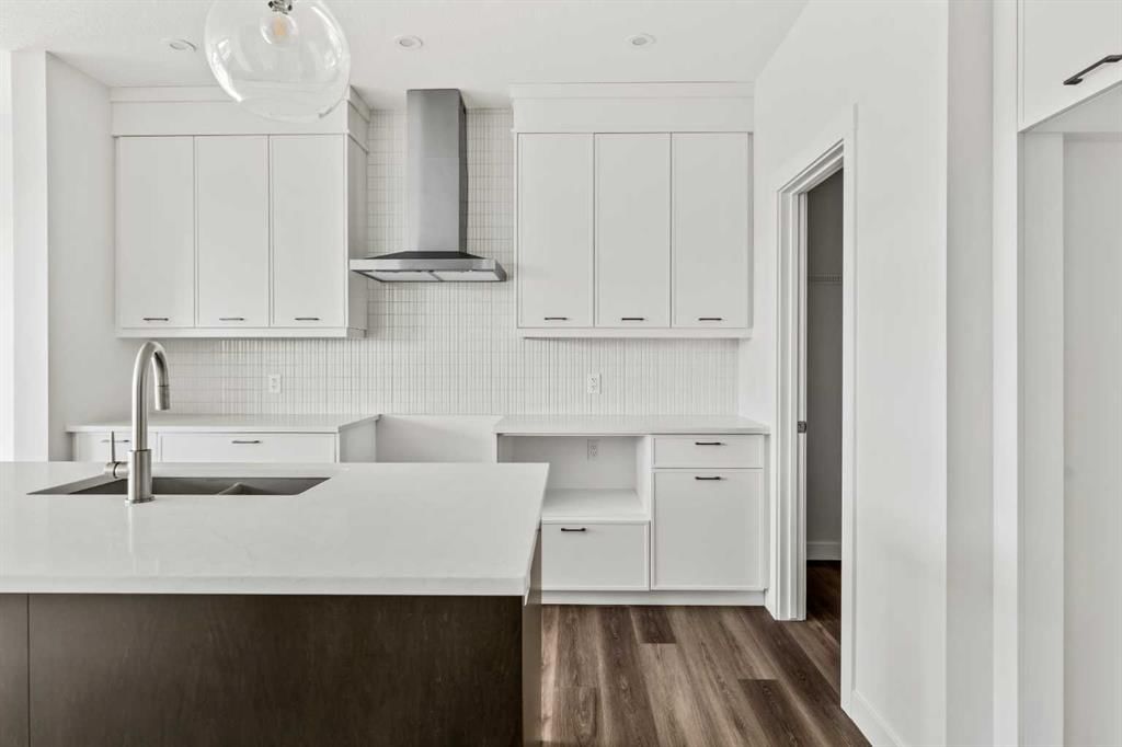 54 Lucas Place NW, Calgary — photo 3 of 47