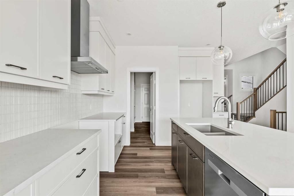 54 Lucas Place NW, Calgary — photo 5 of 47