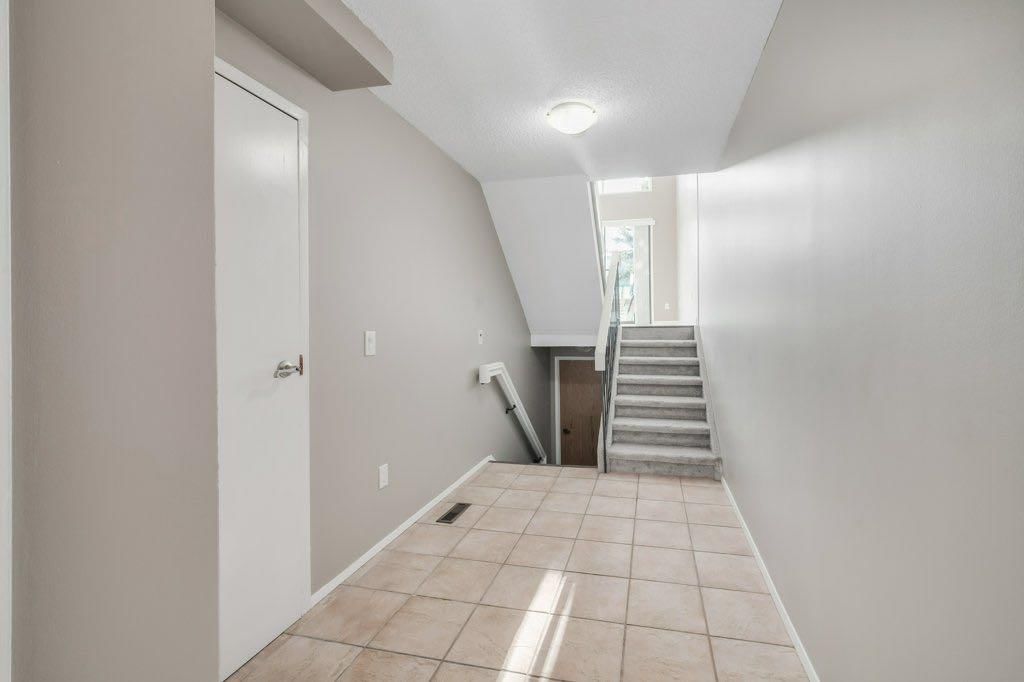 76 Glamis Gardens SW, Calgary — photo 3 of 39