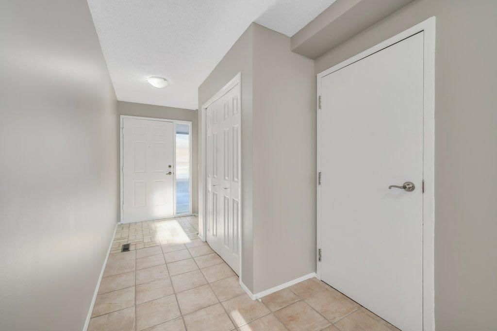 76 Glamis Gardens SW, Calgary — photo 4 of 39