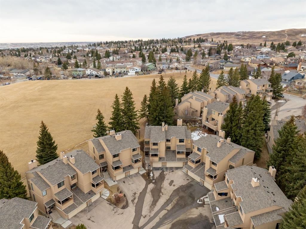 9, 225 Berwick Drive NW, Calgary — main listing photo