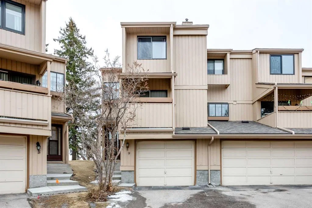 9, 225 Berwick Drive NW, Calgary — photo 2 of 29