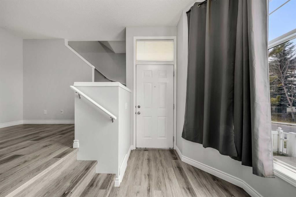 130 Promenade Way SE, Calgary — photo 4 of 31