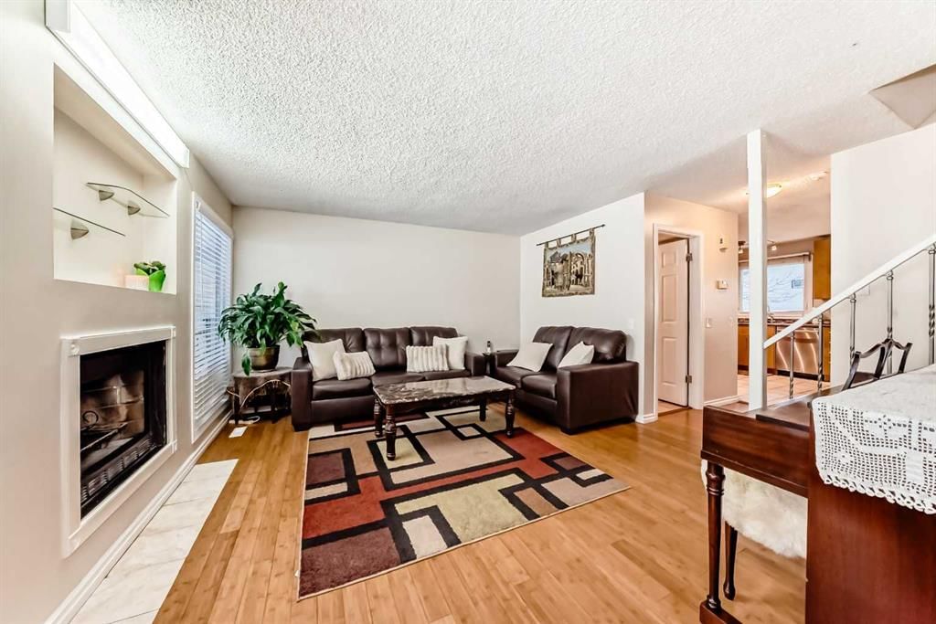 562 Strathcona Drive SW, Calgary — photo 2 of 22