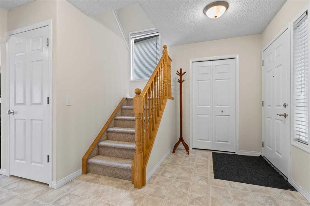 176 Cougar Ridge Circle SW, Calgary — photo 2 of 40