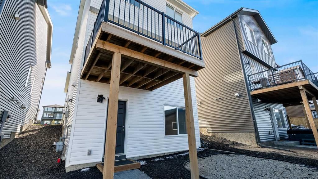 18 Amblehurst Path NW, Calgary — photo 4 of 40