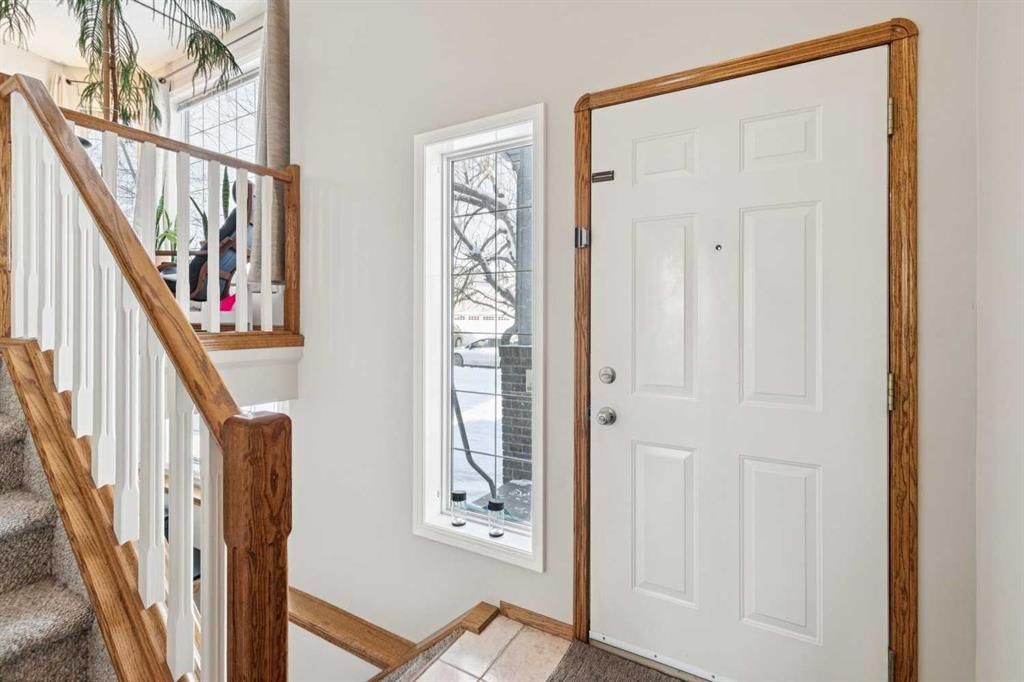 19 Somerside Manor SW, Calgary — photo 3 of 50