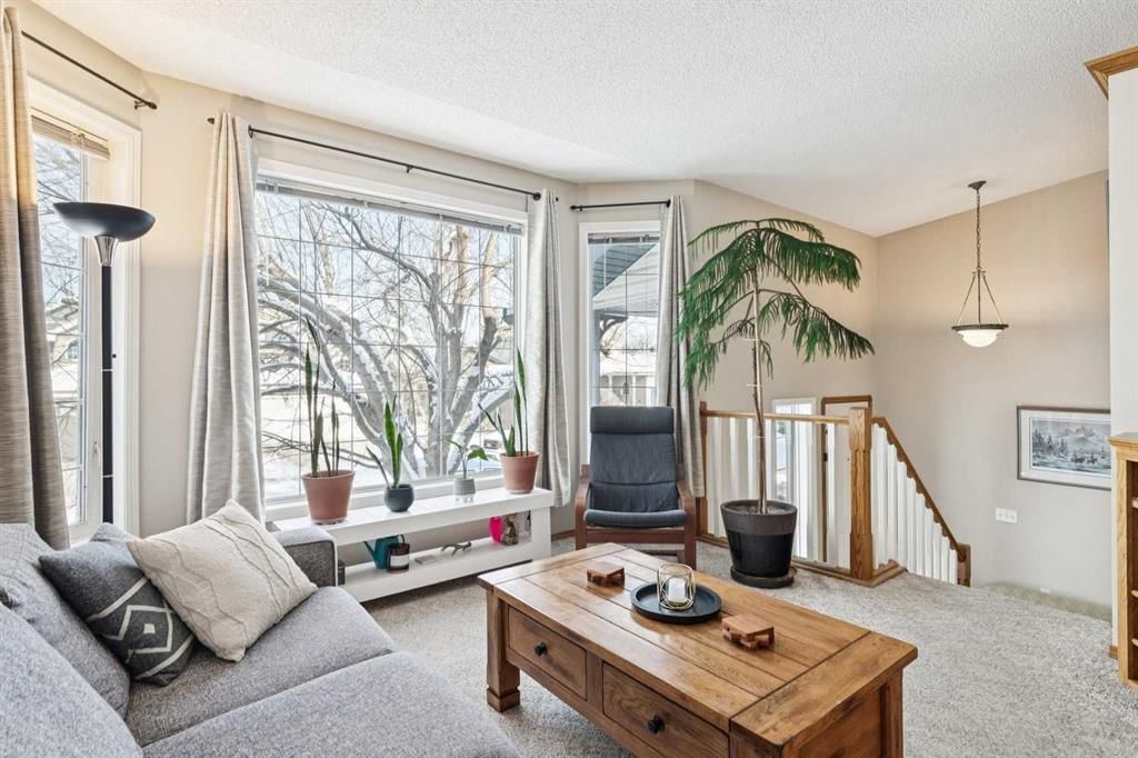19 Somerside Manor SW, Calgary — photo 4 of 50