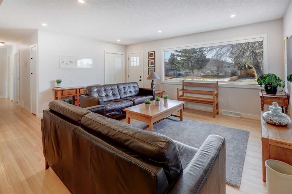 36 Glenview Drive SW, Calgary — photo 4 of 35