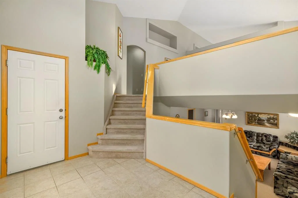 131 Panatella Close NW, Calgary — photo 4 of 50