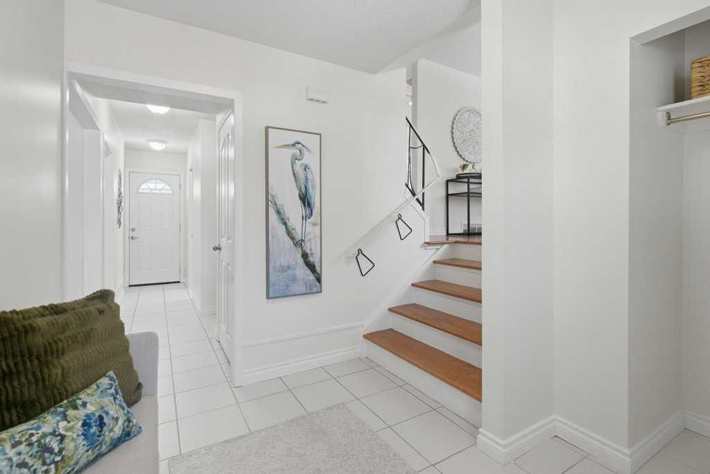 3703 Valdes Place NW, Calgary — photo 3 of 42