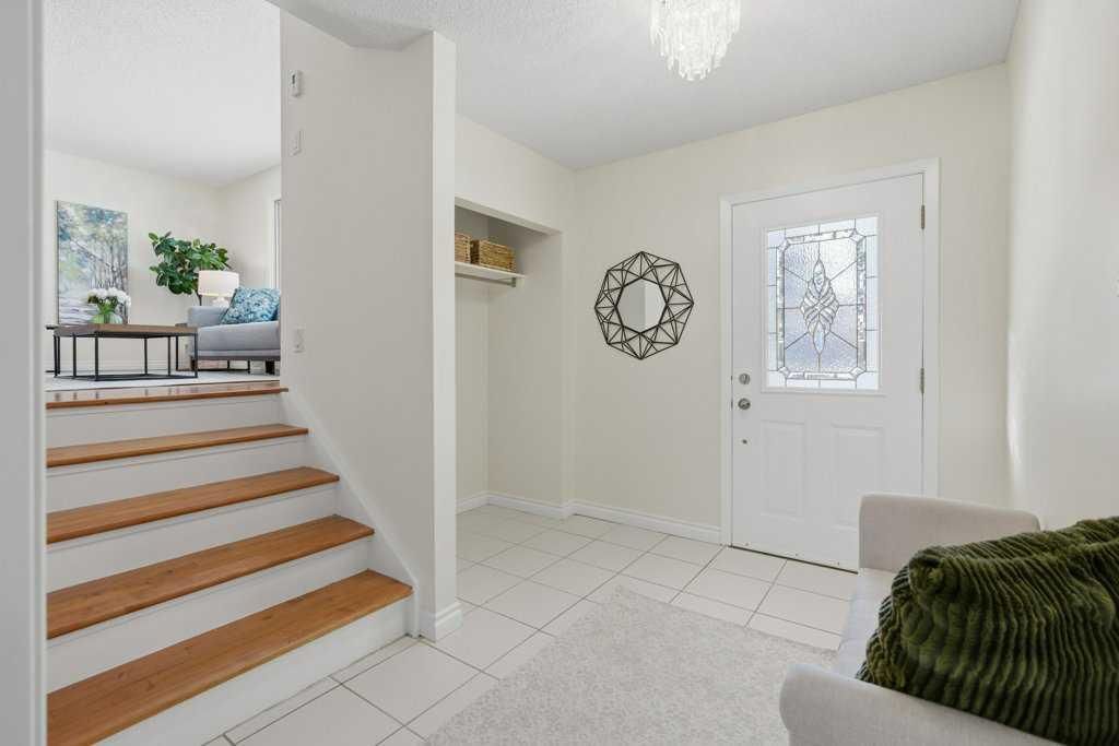 3703 Valdes Place NW, Calgary — photo 4 of 42