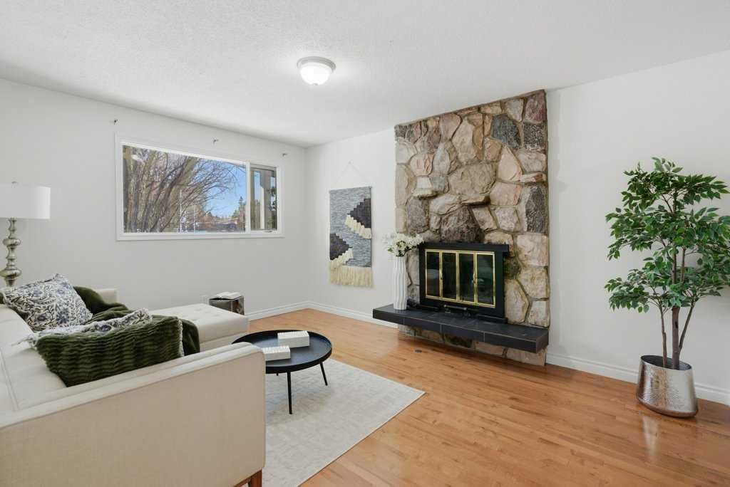 3703 Valdes Place NW, Calgary — photo 5 of 42