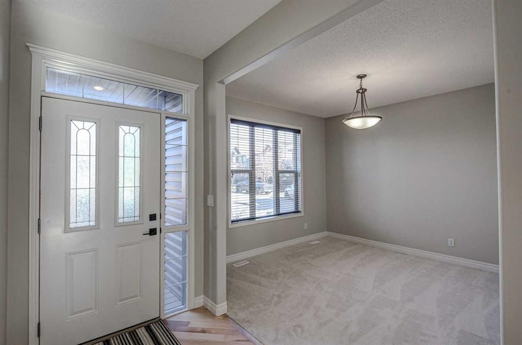 40 Prestwick Manor SE, Calgary — photo 2 of 30