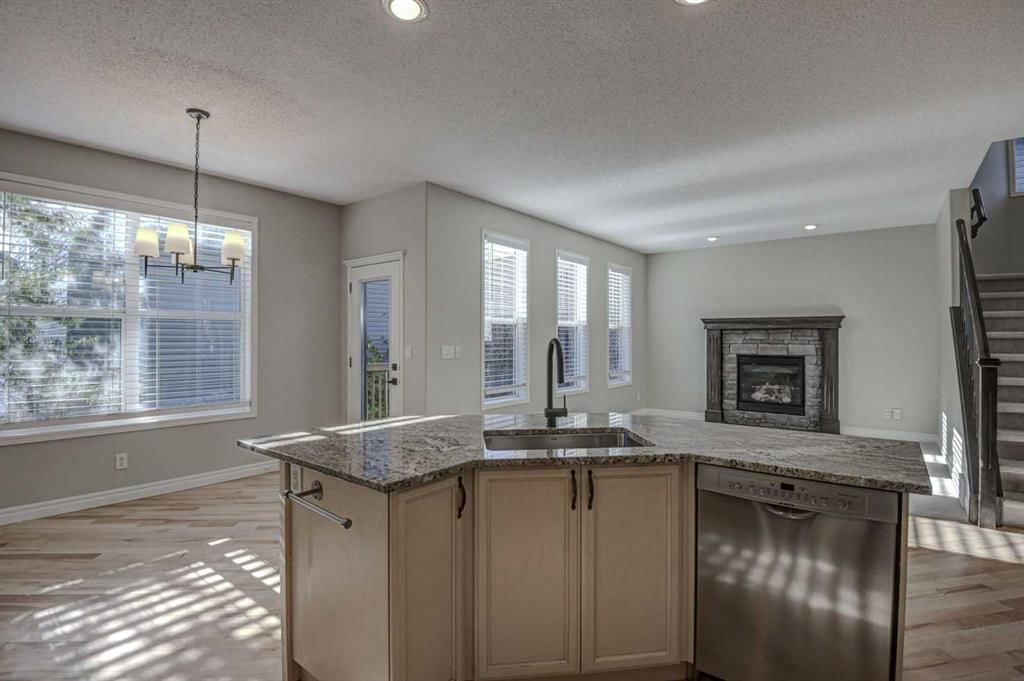 40 Prestwick Manor SE, Calgary — photo 5 of 30