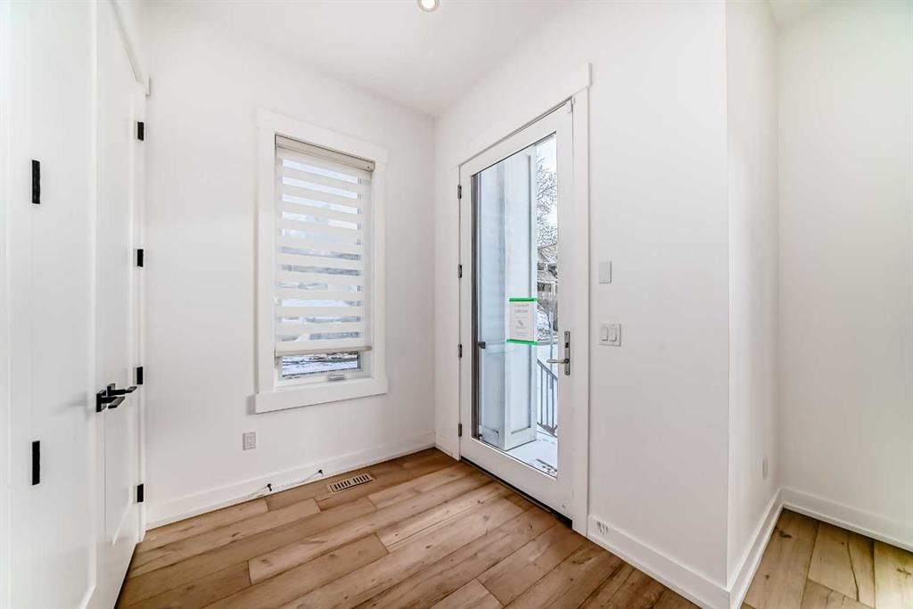 923 36A Street NW, Calgary — photo 4 of 49