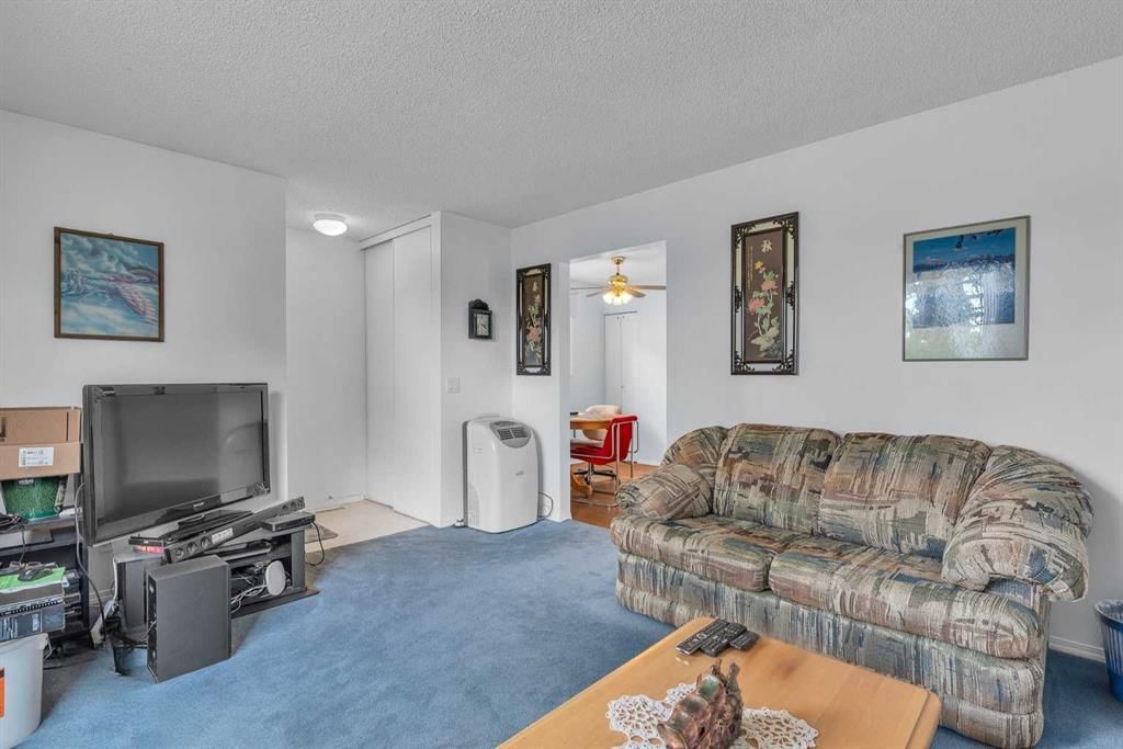 218 Pinemeadow Road NE, Calgary — photo 3 of 20
