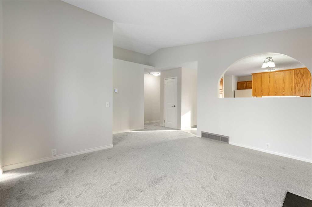 987 Berkley Drive NW, Calgary — photo 5 of 46