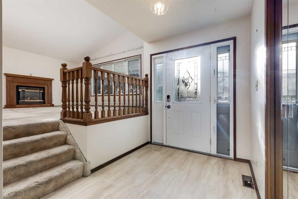 3387 Breton Close NW, Calgary — photo 2 of 46