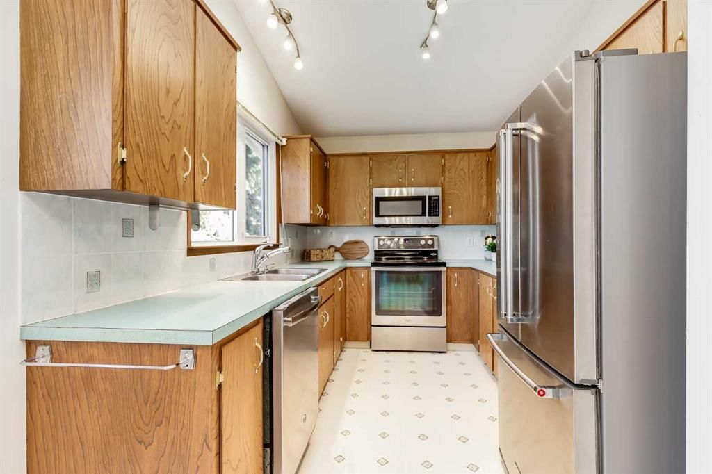3387 Breton Close NW, Calgary — photo 5 of 46