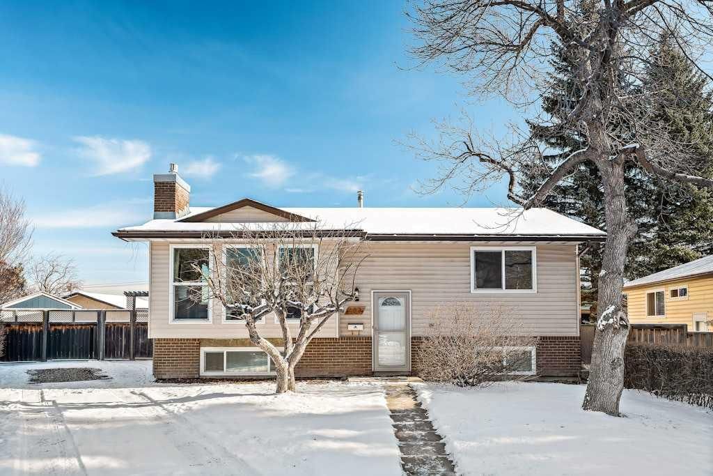 108 Lynnbrook Bay SE, Calgary — main listing photo