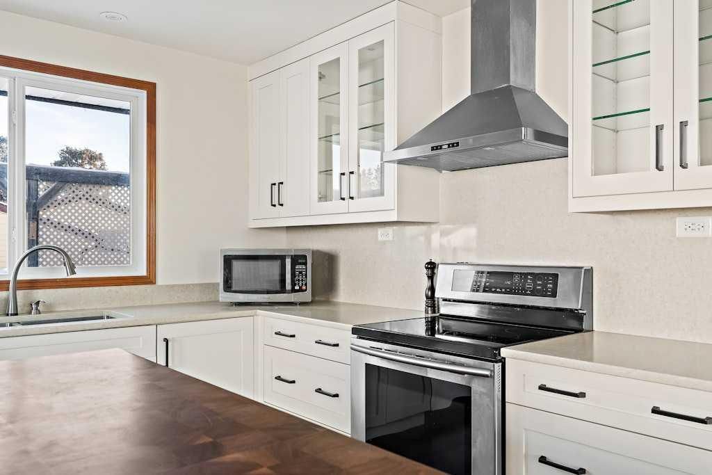 108 Lynnbrook Bay SE, Calgary — photo 4 of 39