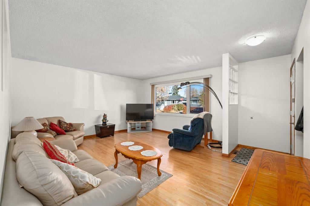 2219 40 Street SE, Calgary — photo 2 of 24
