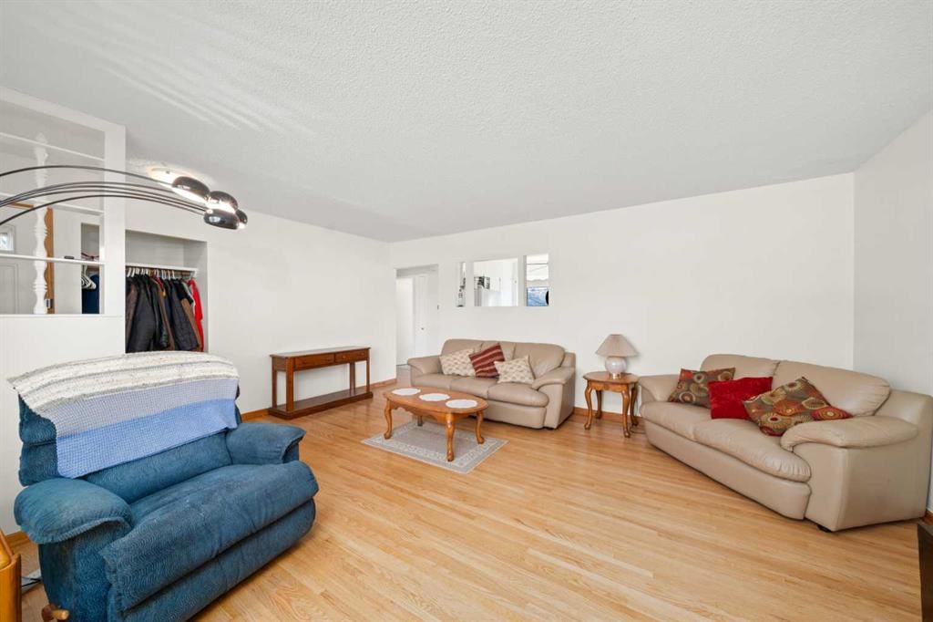 2219 40 Street SE, Calgary — photo 3 of 24