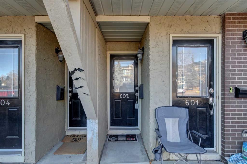 602, 2200 Woodview Drive SW, Calgary — photo 2 of 36