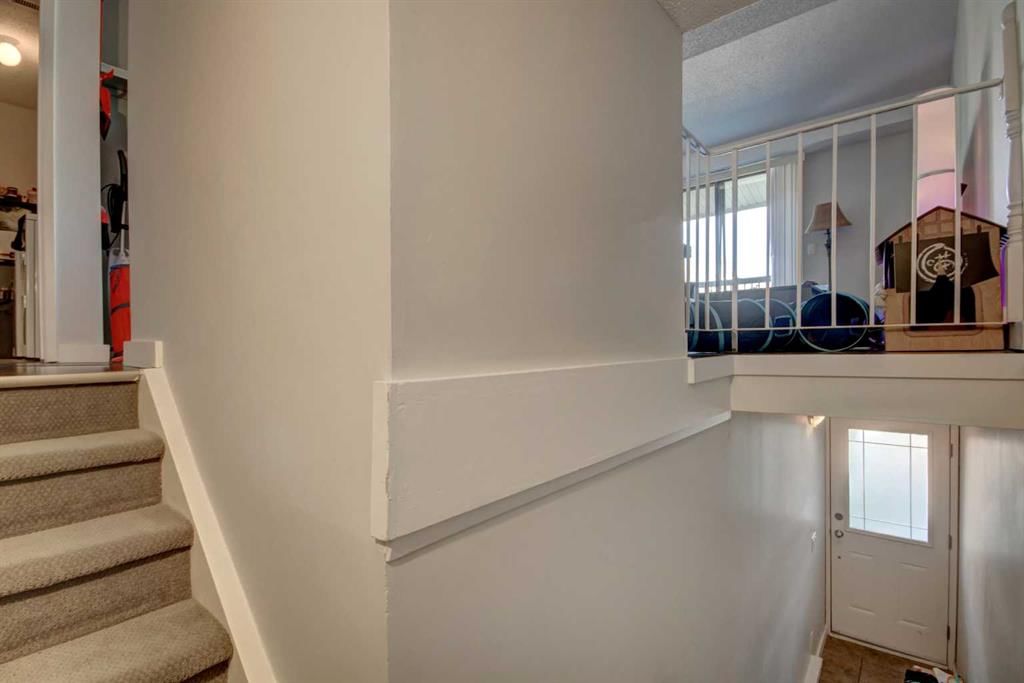 602, 2200 Woodview Drive SW, Calgary — photo 4 of 36
