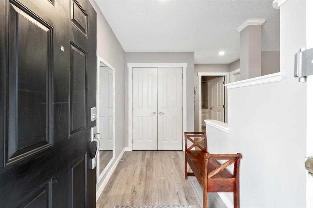 9 Hidden Valley Crescent NW, Calgary — photo 3 of 50