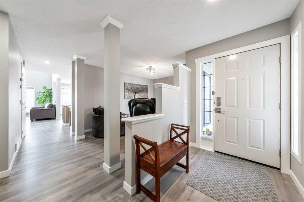 9 Hidden Valley Crescent NW, Calgary — photo 4 of 50