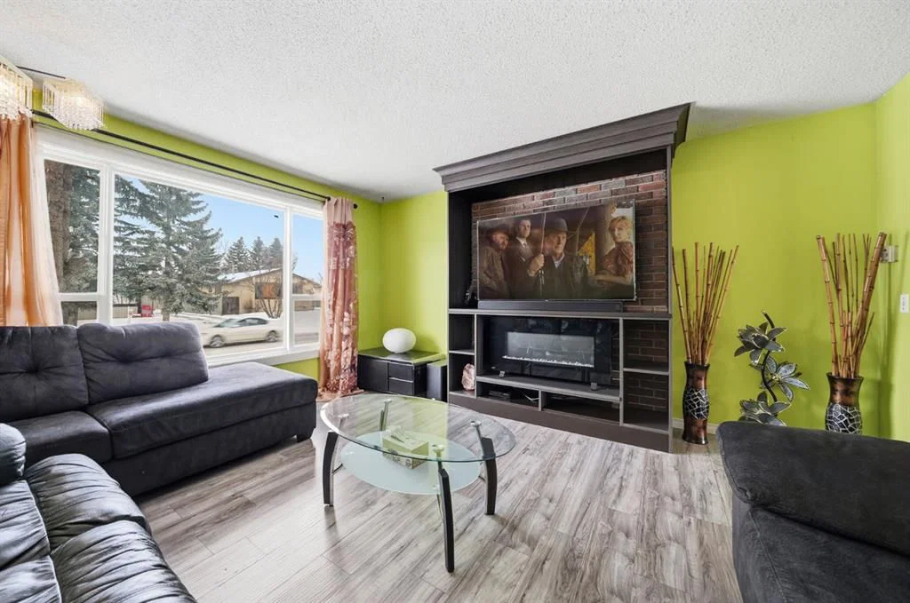 6411 26 Avenue NE, Calgary — photo 2 of 21