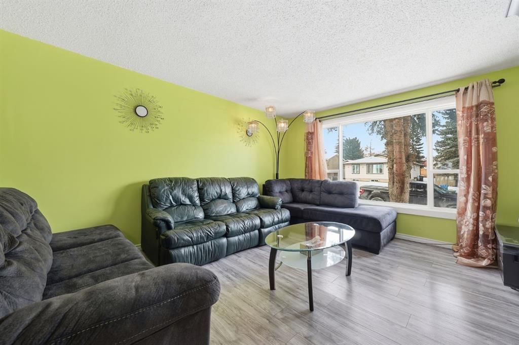 6411 26 Avenue NE, Calgary — photo 4 of 21