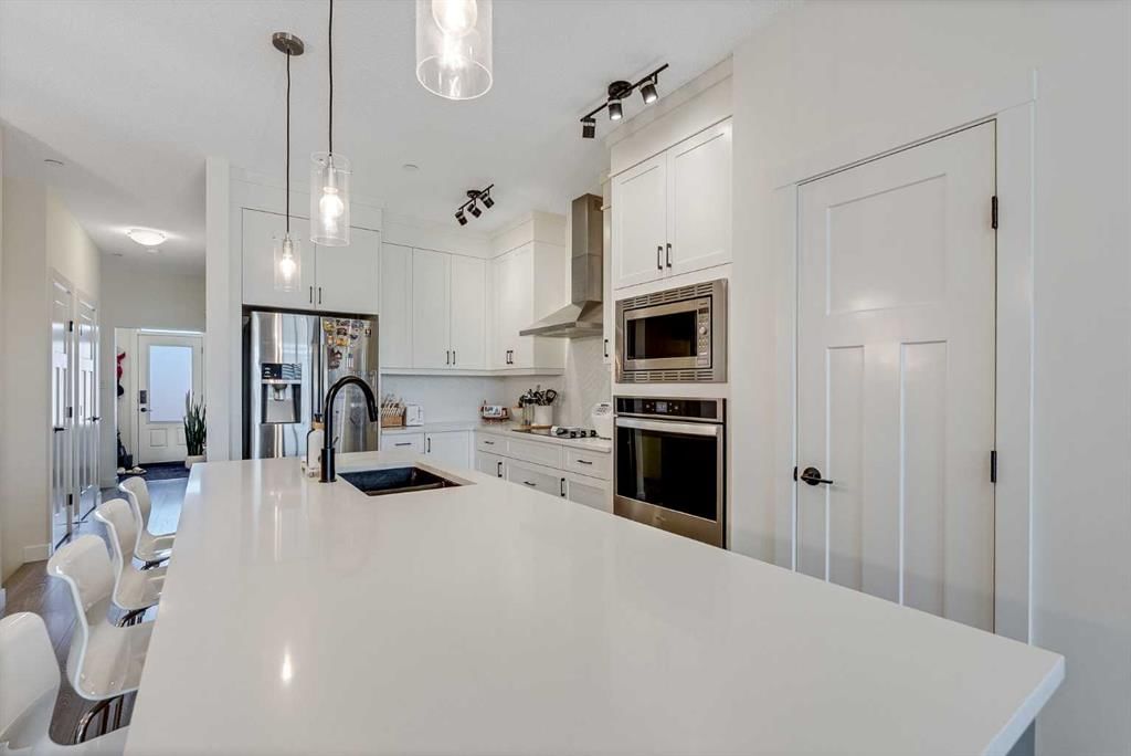 145 Lucas Crescent NW, Calgary — photo 3 of 46