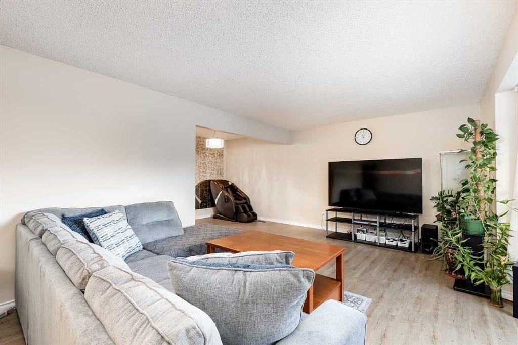 5611 Maidstone Crescent NE, Calgary — photo 2 of 32