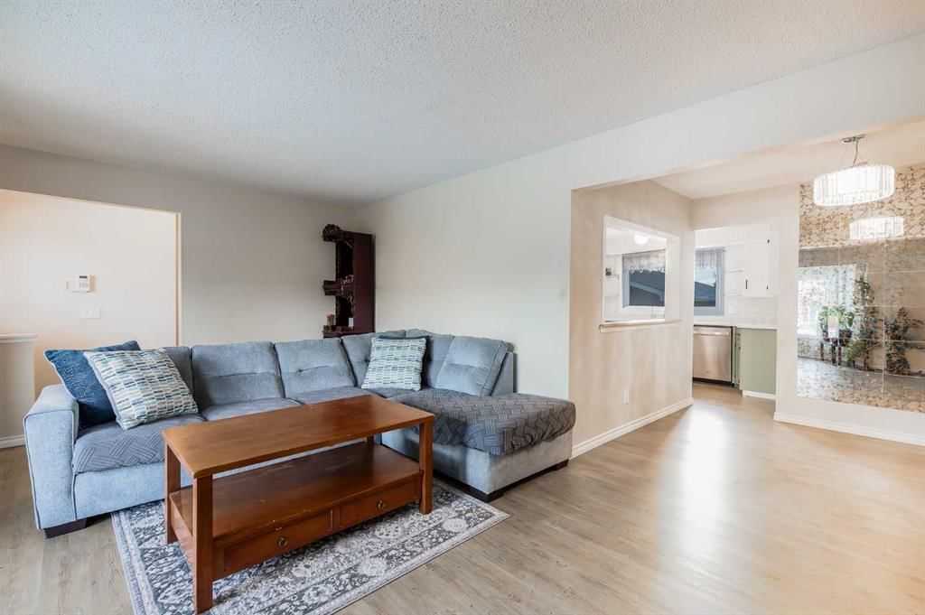 5611 Maidstone Crescent NE, Calgary — photo 4 of 32