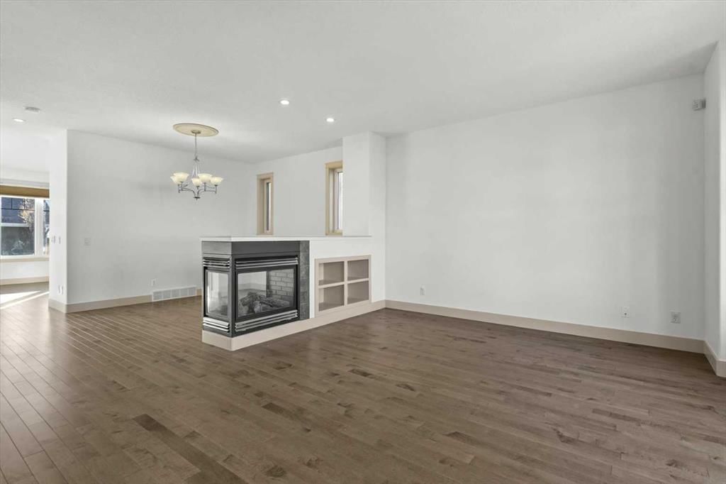 433 19 Avenue NE, Calgary — photo 4 of 47