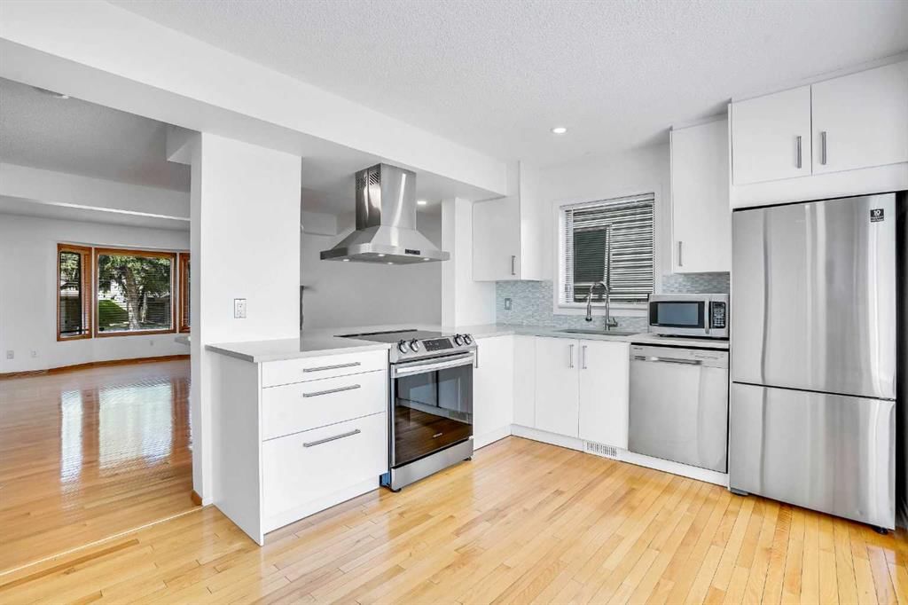 209 Patina Park SW, Calgary — photo 5 of 33