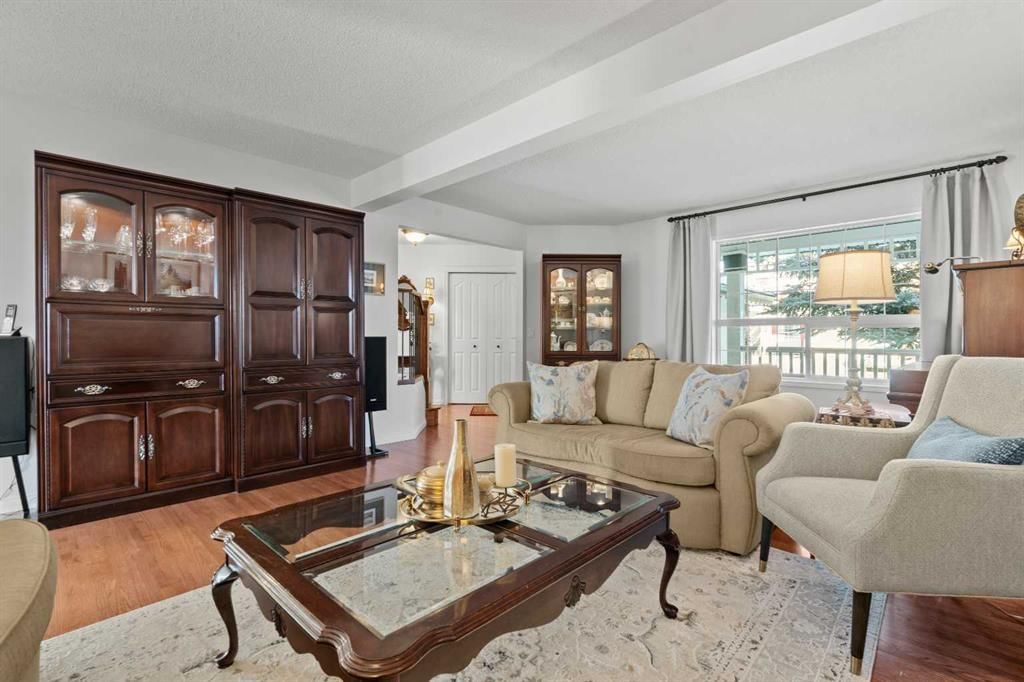 63 Springbank Crescent SW, Calgary — photo 3 of 50